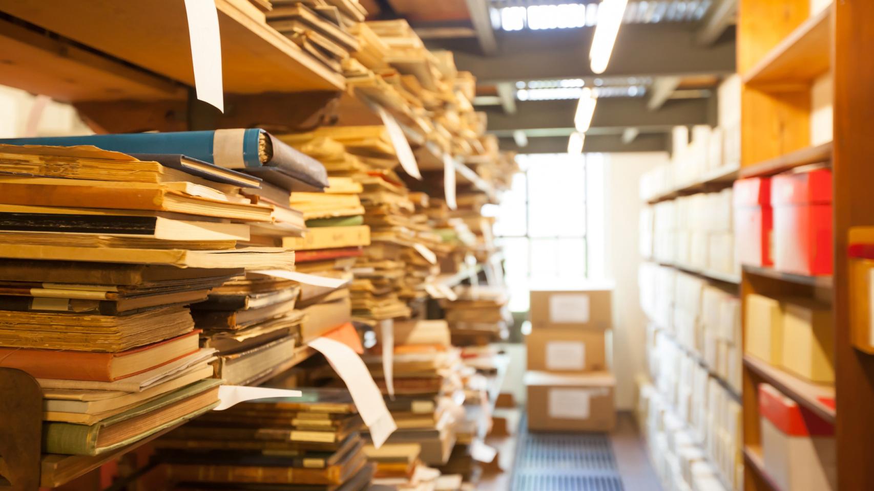 Ejemplares de libros almacenados en una biblioteca.