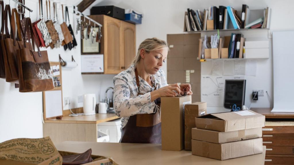 Imagen de archivo de una propietaria de una pyme trabajando.