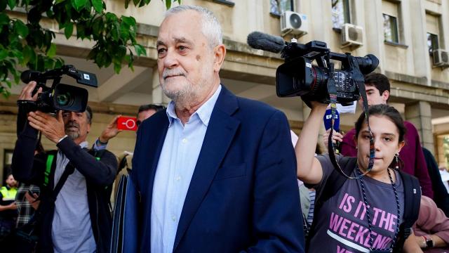 El expresidente de la Junta de Andalucía José Antonio Griñán a su llenada al IML de Sevilla.