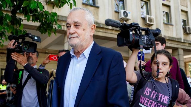 El expresidente de la Junta de Andalucía José Antonio Griñán a su llenada al IML de Sevilla.