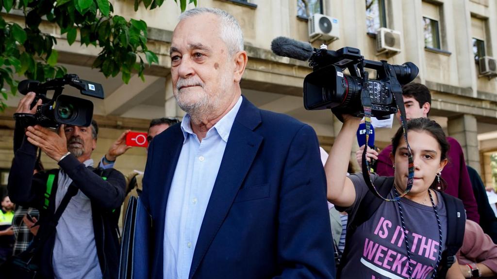 El expresidente de la Junta de Andalucía José Antonio Griñán a su llenada al IML de Sevilla.