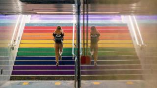 Escaleras del Metro de Valencia con la bandera LGTB.
