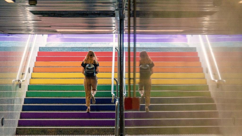 Escaleras del Metro de Valencia decoradas con la bandera LGTB, en una imagen de 2021.