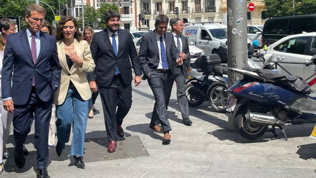El líder del PP murciano, López Miras (c), este martes, junto a Isabel Díaz Ayuso y Alberto Núñez Feijóo de camino a Génova.