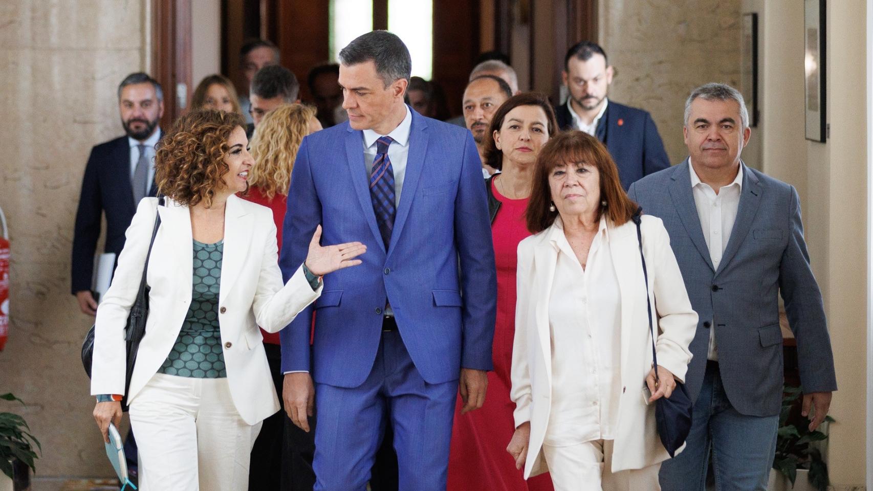 El presidente Pedro Sánchez con varios de sus ministros, este miércoles en el Congreso de los Diputados.