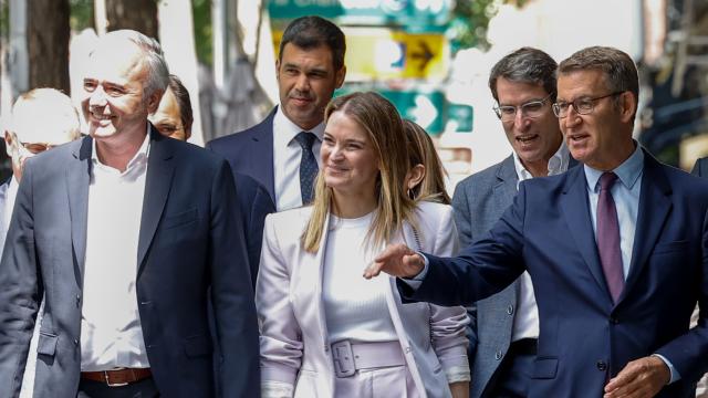 Jorge Azcón, llegando este martes a Génova con Feijóo y el resto de barones del PP.