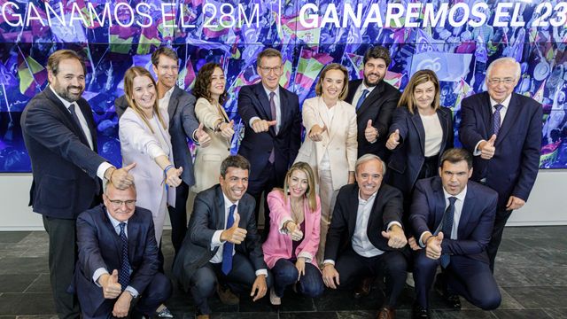 Foto de familia de los miembros del PP a su llegada a la Junta Directiva del pasado 30 de mayo.