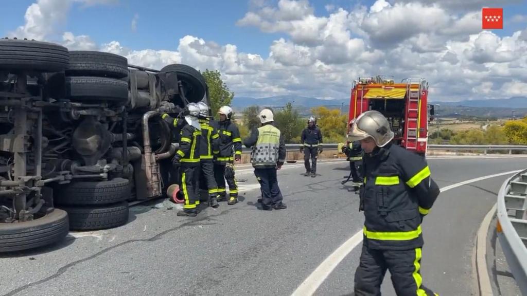 Vuelca un camión de la basura en el cruce de la M-50 y la M-509, a la altura de Majadahonda.