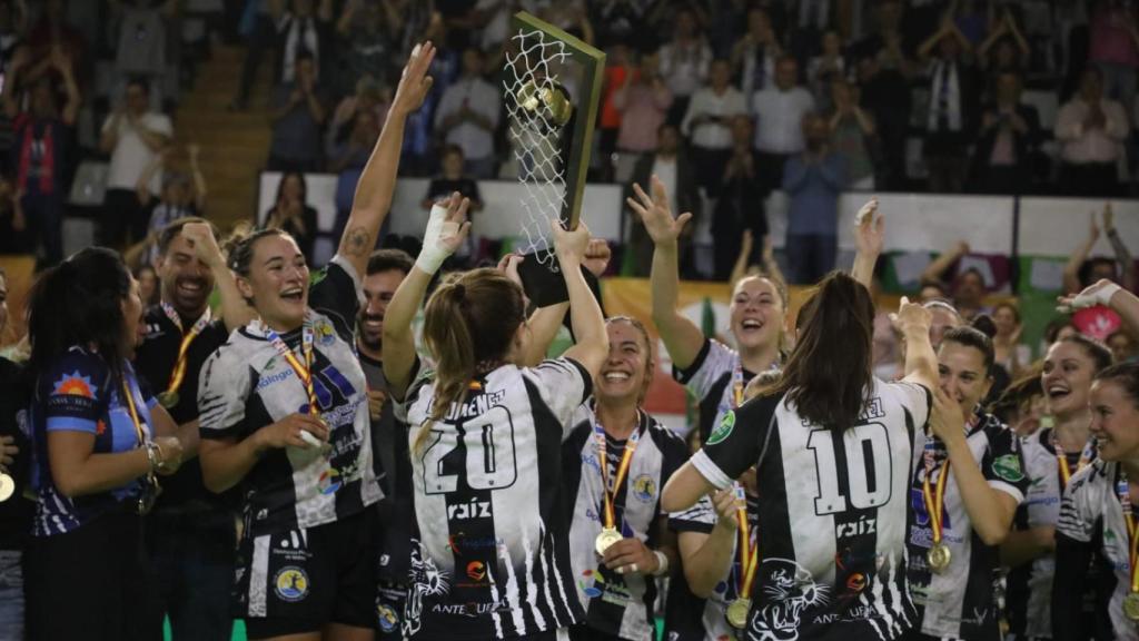 El Balonmano Costa del Sol levanta el título de la Liga Guerreras Iberdrola.