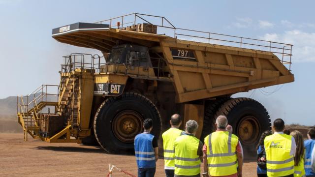 La Caterpillar 797F tiene los neumáticos más grandes del mundo.