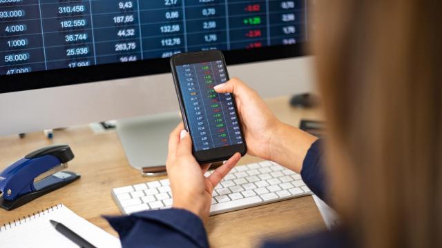 Una mujer accionista de una embresa mirando la Bolsa.