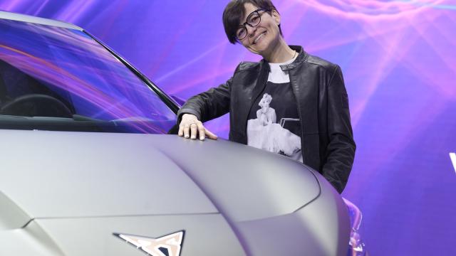 Arantxa Alonso, responsable senior de producto de Cupra con el nuevo Tavascan.