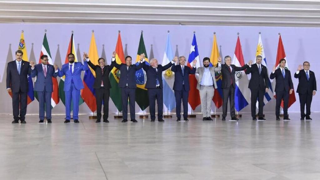 Reunión de líderes sudamericanos en cumbre de UNASUR.