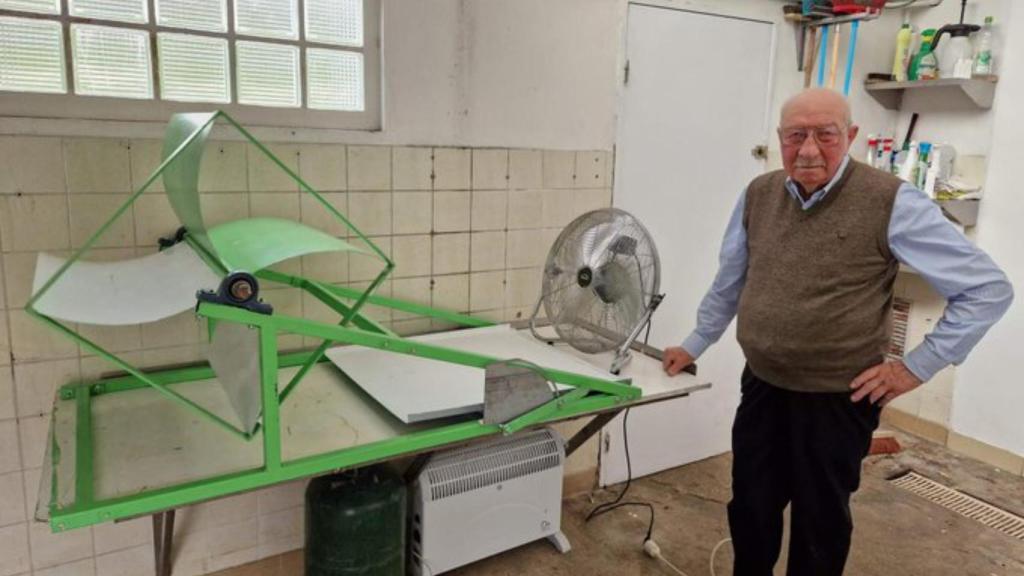 Robert Cassegrain junto con el prototipo de su aerogenerador de balcón.