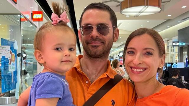 La pequeña Emily Vaquero, junto a su padres, Alejandro Vaquero e Iryna Palii.