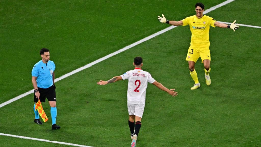 Bono y Montiel celebran el penalti final.
