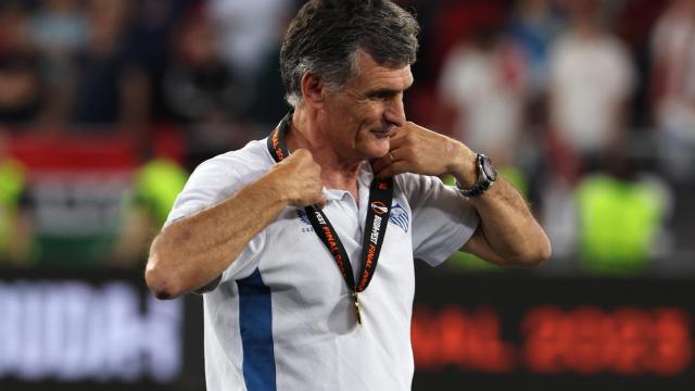 Mendilibar, tras recibir la medalla de campeón de la Europa League.