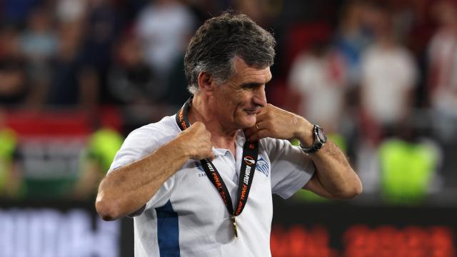 Mendilibar, tras recibir la medalla de campeón de la Europa League.