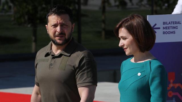 El presidente de Ucrania, Volodímir Zelenski, y la presidenta de Moldavia, Maia Sandu, antes de la CPE.