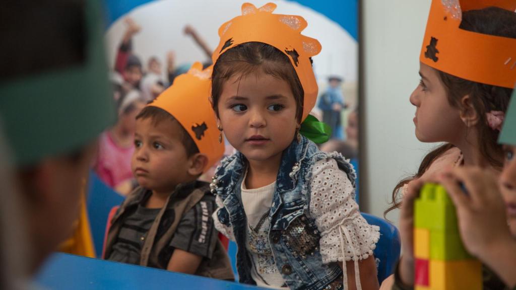 Niñas jugando en una sesión de Plan Internacional en el campo de Azraq, en Jordania.