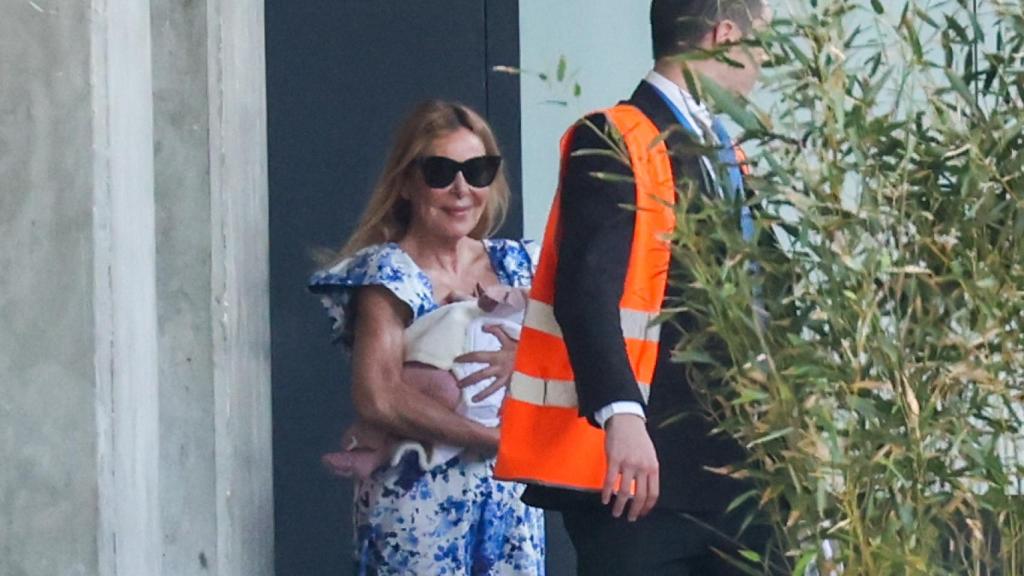 Ana García Obregón, con su nieta en brazos, aterrizada en Madrid, en el aeropueto Adolfo Suáresz Madrid Barajas, este pasado miércoles.
