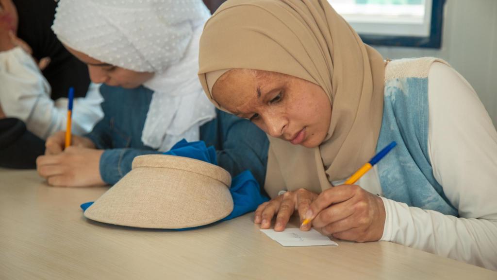 Niñas durante una sesión del proyecto en el campamento de Azraq, Jordania.