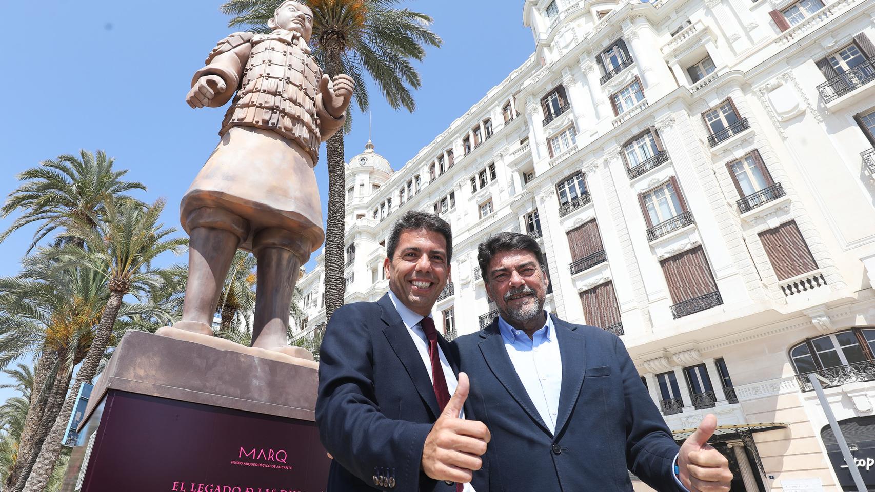 El previsible futuro president de la Generalitat, Carlos Mazón, visita en compañía del alcalde de Alicante, Luis Barcala, la figura gigante del guerrero de Xi’an.