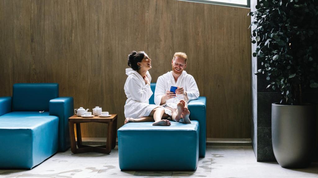 Pareja disfrutando de un día de spa