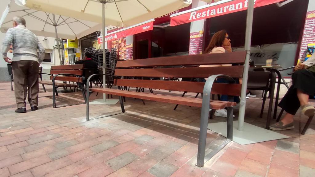 el banco que detuvo al quad descontrolado, recién arreglado por el Ayuntamiento.