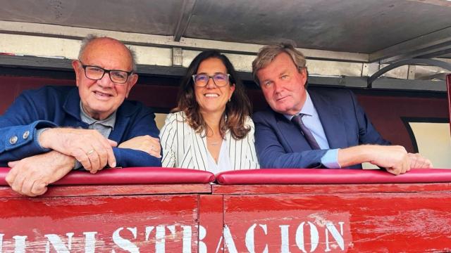 Nuestro colaborador Miguel Cid junto a su hija y el que fuera rejoneador y actual ganadero Fermín Bohórquez