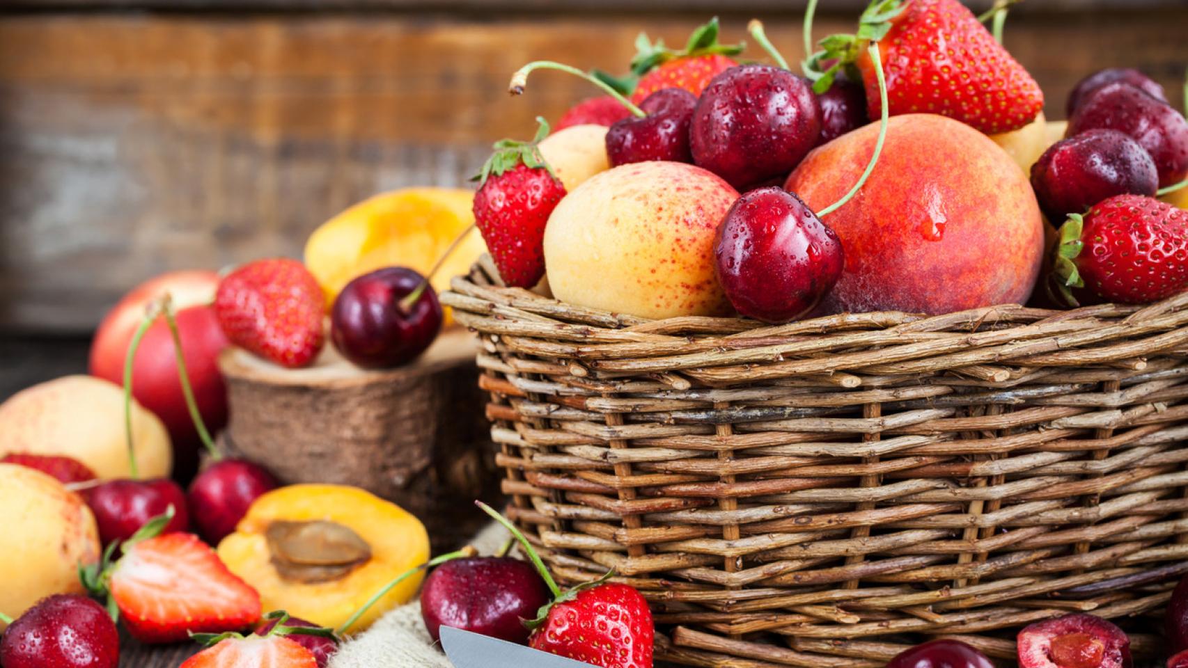 Cesta de frutas de verano. Fuente: iStock.