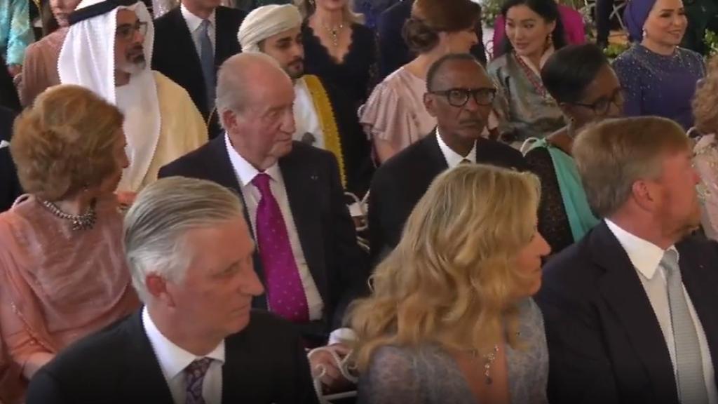 Juan Carlos I y Sofía se han sentado juntos, ocupando la tercera fila.
