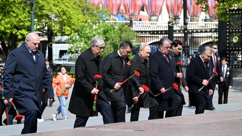 El presidente de Bielorrusia, Alexander Lukashenko, el presidente de Kazajstán, Kassym-Jomart Tokayev, el presidente de Kirguistán, Sadyr Japarov, el presidente de Rusia, Vladimir Putin, el presidente de Tayikistán, Emomali Rakhmon, el presidente de Turkmenistán, Serdar Berdymukhamedov, y el presidente de Uzbekistán, Shavkat Mirziyoyev, participan en una ceremonia de colocación de flores en la Tumba de lo Desconocido Soldado en el día de la Victoria.