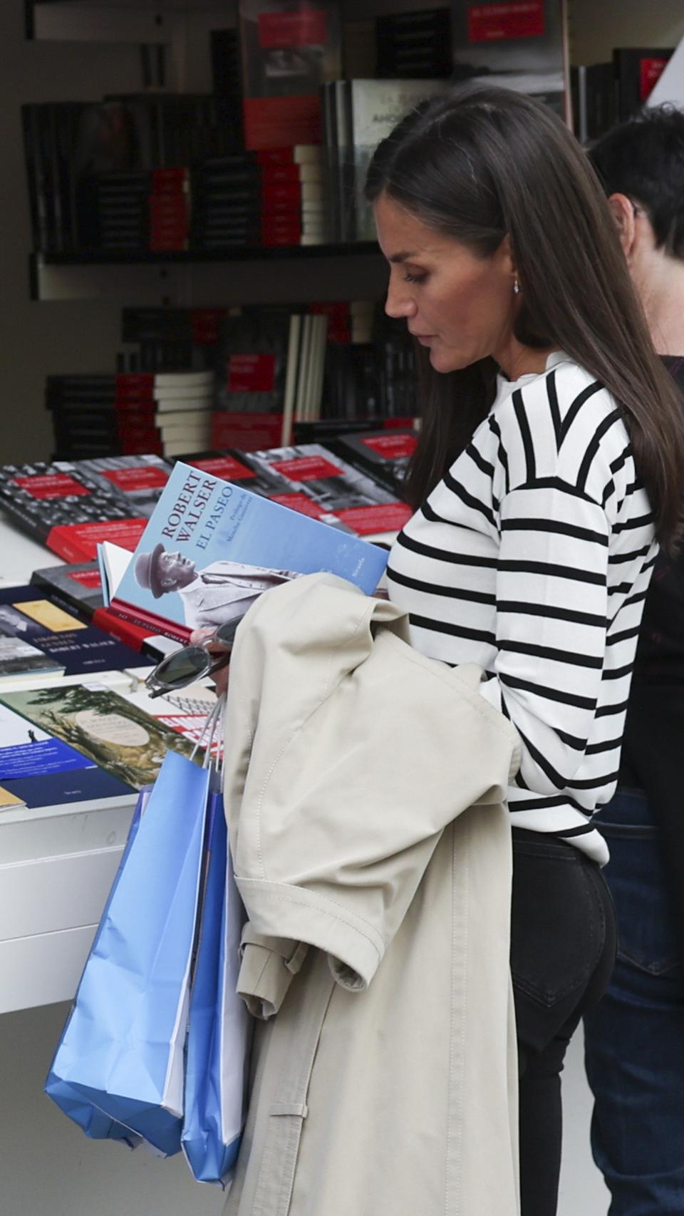 La reina Letizia con 'El paseo' de Robert Walser entre sus manos.