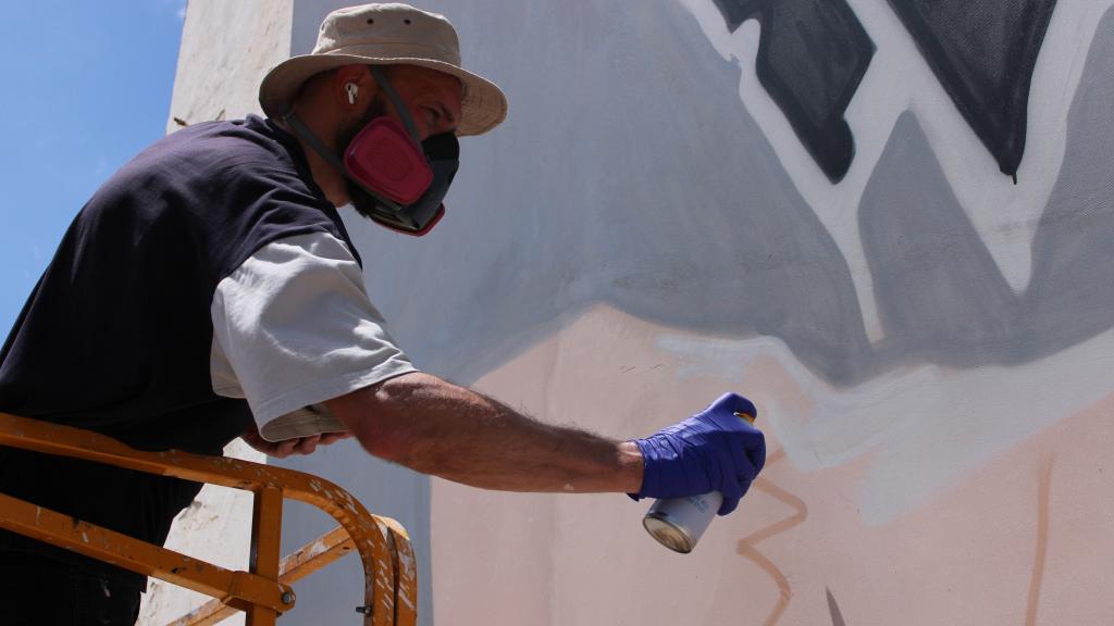 El artista trabaja en la realización de la obra. Foto: Gonzalo Fernández