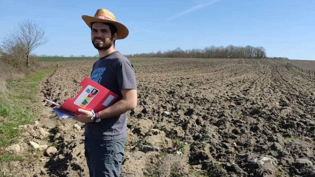 Fotografía personal de Carlos, un joven que se graduó en Ingeniería Agrónoma y obtuvo trabajo fácil.