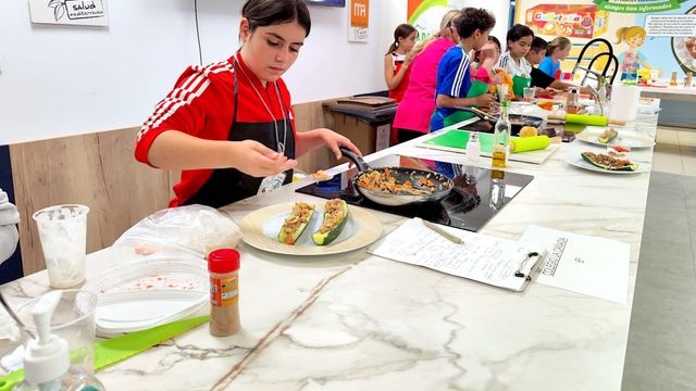 Una de las alumnas de los colegios de Alicante en la final del concurso 'Lápiz y cuchara'.