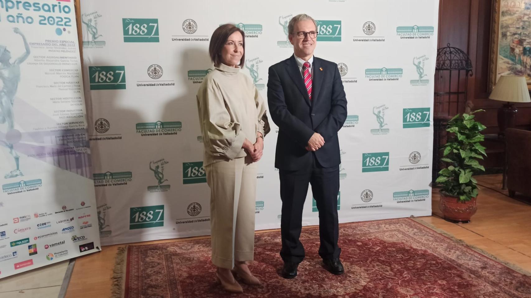 Premiados y familiares de los premiados en la gala de entrega de los Premios Certamen Empresario del Año 2022 de la Facultad de Comercio de la UVa