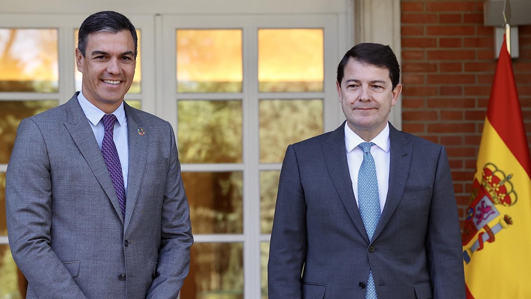El presidente del Gobierno, Pedro Sánchez, recibe al presidente de la Junta, Alfonso Fernández Mañueco en una imagen de 2022