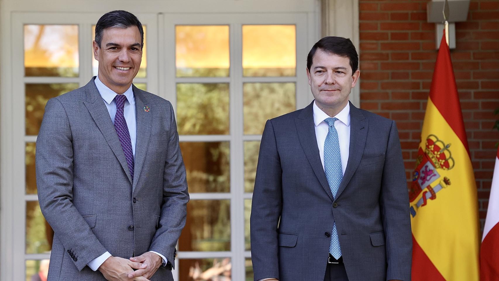 El presidente del Gobierno, Pedro Sánchez, recibe al presidente de la Junta, Alfonso Fernández Mañueco en una imagen de 2022