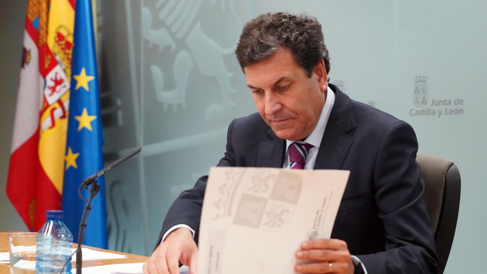 El consejero de Economía y Hacienda y portavoz, Carlos Fernández Carriedo, comparece en rueda de prensa posterior al Consejo de Gobierno