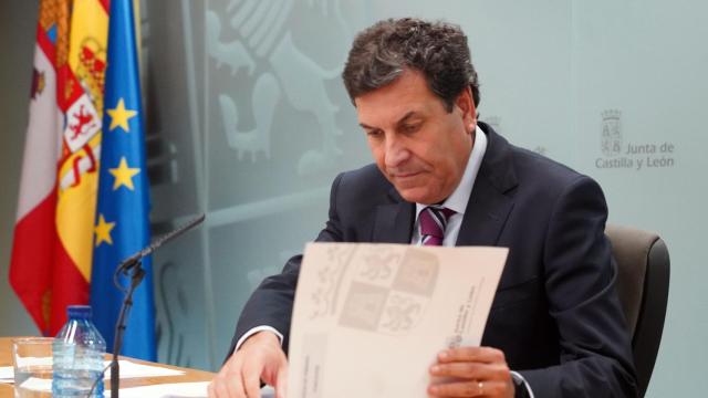 El consejero de Economía y Hacienda y portavoz, Carlos Fernández Carriedo, comparece en rueda de prensa posterior al Consejo de Gobierno