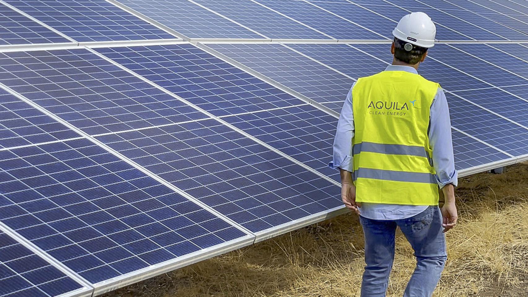Un gerente de construcción de Aquila Clean Energy con una planta fotovoltaica