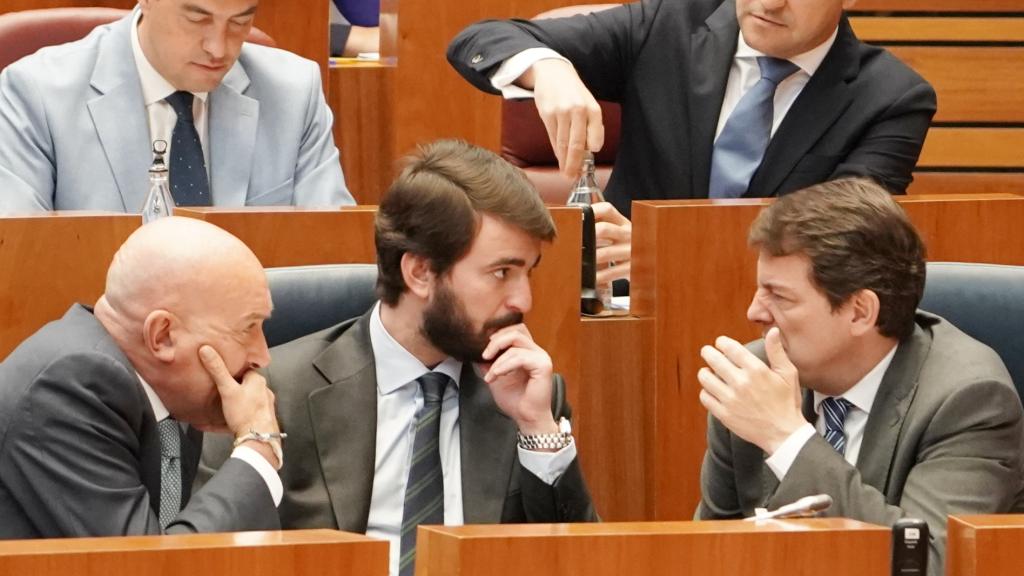 El candidato a la Alcaldía de Valladolid, Jesús Julio Carnero, el vicepresidente de la Junta, Juan García-Gallardo y el presidente, Alfonso Fernández Mañueco, en un pleno de las Cortes.