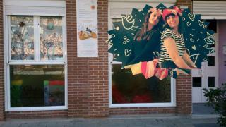 Las hermanas Álvarez Conde, Ana y Laura, junto a la fachada del centro