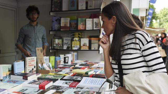 La reina Letizia en la Feria del Libro 2023 este miércoles por la tarde.