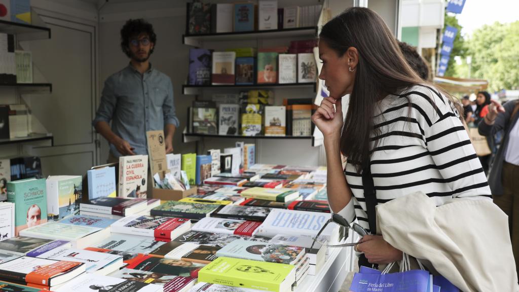 La reina Letizia en la Feria del Libro 2023 este miércoles por la tarde.
