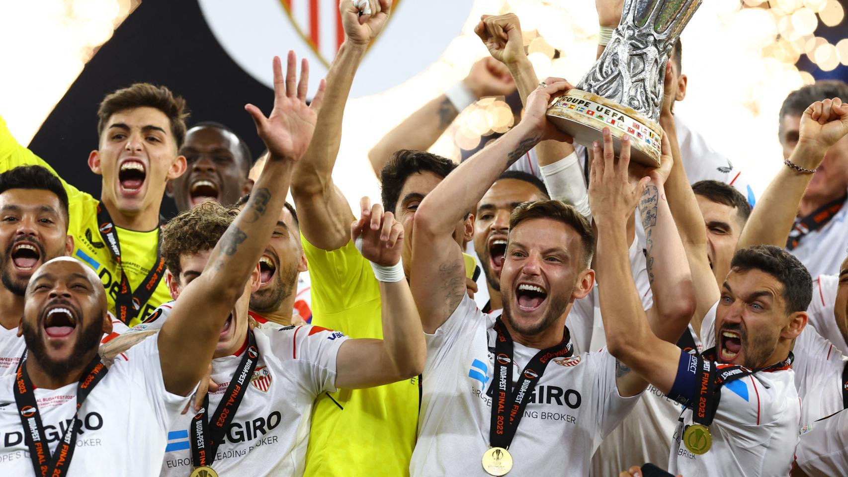 Ivan Rakitic y Jesús Navas, levantando el trofeo de la Europa League en Budapest