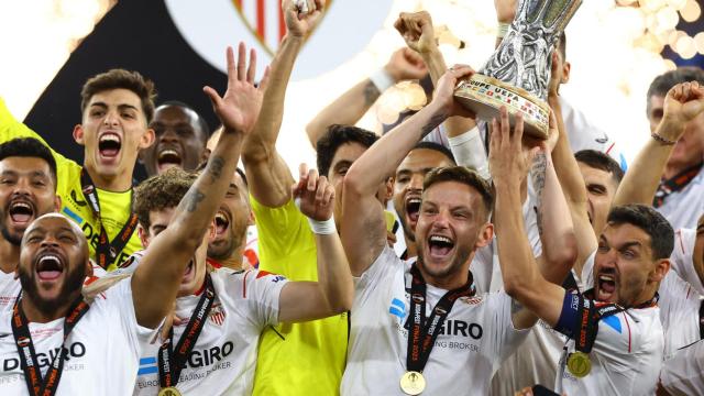 Ivan Rakitic y Jesús Navas, levantando el trofeo de la Europa League en Budapest