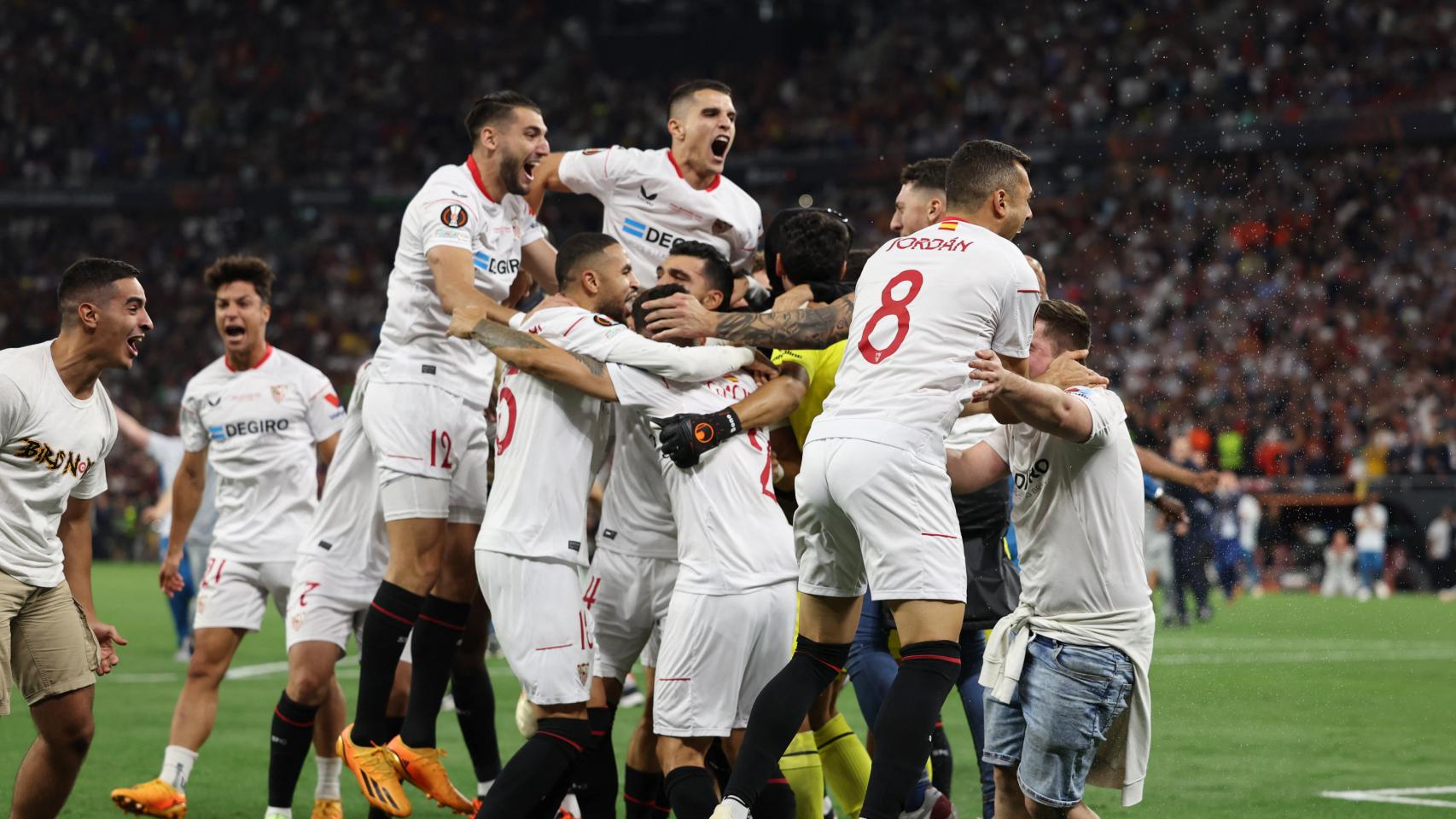 Los jugadores del Sevilla FC, celebrando la Europa League tras ganar a la Roma en los penaltis